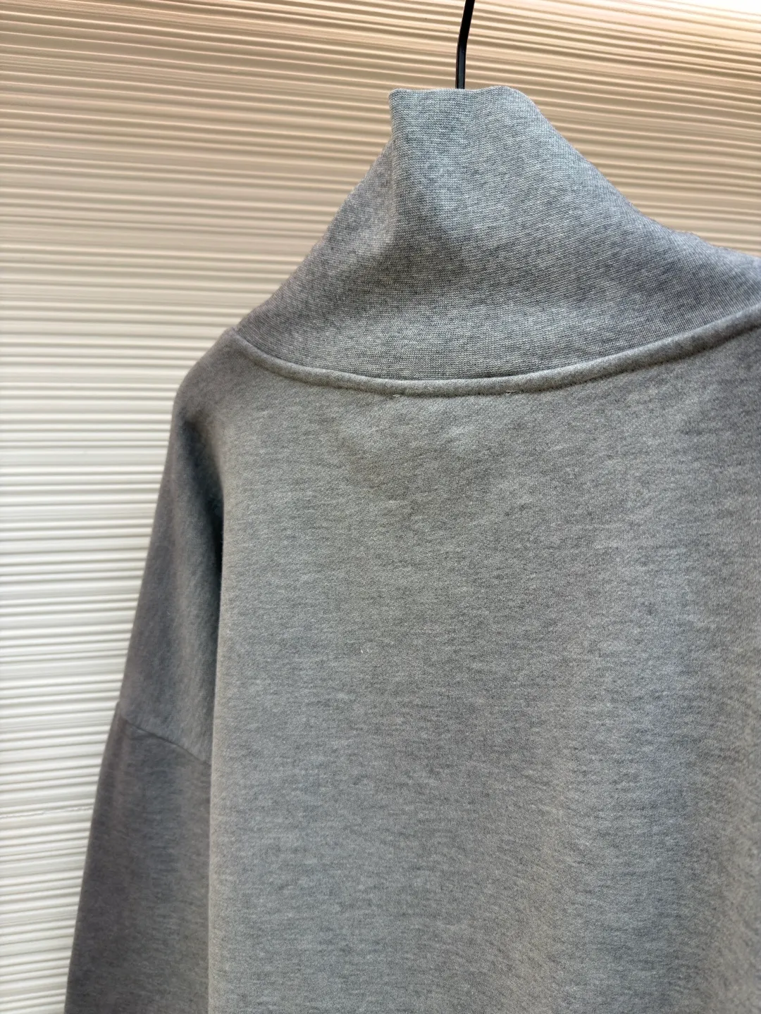 Acne Studios printed logo sweatshirt ●Original version: Purchased and developed for 4700 ●Item number: 1682167-A80 ●Fabric: Floral soft velvet nylon fabric ●Technology: Imported machine foam printing ●Color: Gray ●Version: Loose version ●Weight: about 610 grams ●Size: Shown in a subtle and restrained manner, it is embellished with the college-style seasonal logo pattern, and uses simple and tense lines to outline the personality logo. The hidden luxury beauty of sweatpants carved with Maliu craftsmanship. From rich to light, the color transition is natural and smooth, and the elegant style is like the precipitation of time. The suit attendance interprets the infinite possibilities of fashion from a unique perspective. Imported machine foam printing uses imported professional printing equipment to apply a special white slurry to the textile surface in a specific pattern through precise mechanical control. The foaming agent is thermally decomposed to produce gas, which expands the slurry to form a three-dimensional white foam pattern. Gradient special slurry spraying process sprays dyes of different colors on the surface of the fabric to achieve rich color changes in the clothes under different lights, increasing the visual layering. The fabrics have been carefully washed, have a better hand feel and texture, are not easy to deform, are not easy to shrink, are not easy to fade, and maintain long-term beauty. The overall wiring is straight and delicate, the fabric is comfortable and soft, and the color is consistent without color difference. It can be matched with the same style to create a fashionable look and control various occasions. Customized accessories, complete with three standards, same style for men and women!